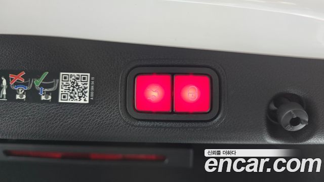 Mercedes-Benz E-Class 2023 — photo 16