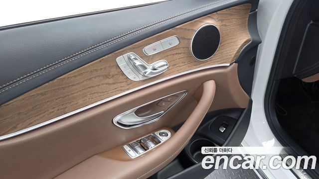 Mercedes-Benz E-Class 2023 — photo 18