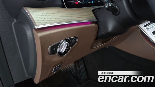 Mercedes-Benz E-Class 2023 — photo 20