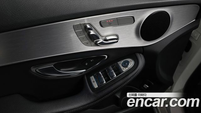 Mercedes-Benz C-Class 2018 — photo 35