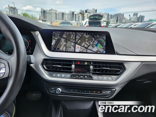 BMW 1-Series 2021 — photo 18