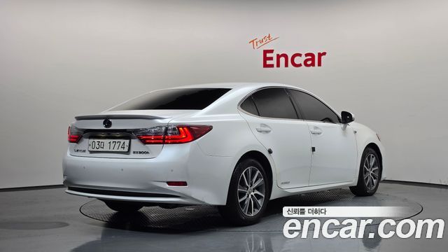 Lexus ES 2017 — photo 2
