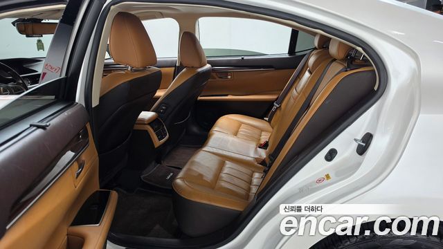 Lexus ES 2017 — photo 12