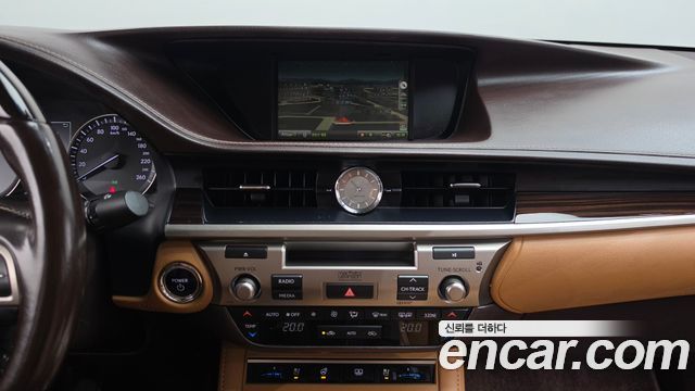 Lexus ES 2017 — photo 13