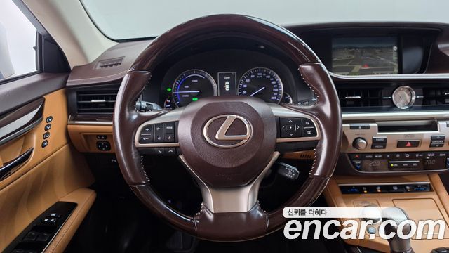 Lexus ES 2017 — photo 14