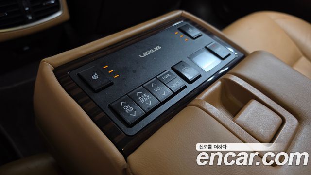 Lexus ES 2017 — photo 17