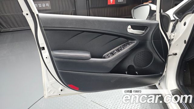 Kia K3 2015 — photo 14