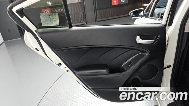 Kia K3 2015 — photo 15