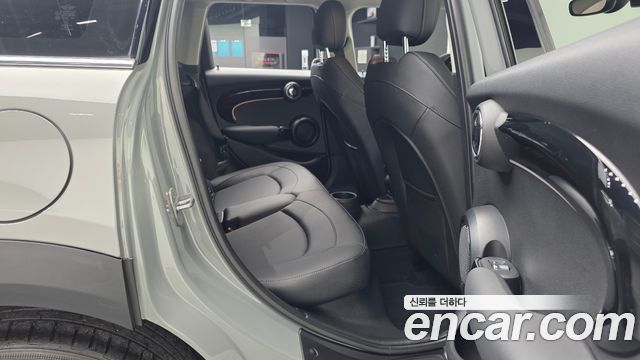 Mini Cooper 2023 — photo 18