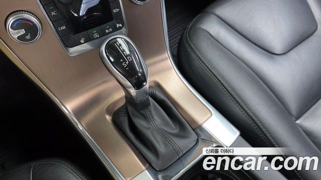 Volvo XC60 2017 — photo 9