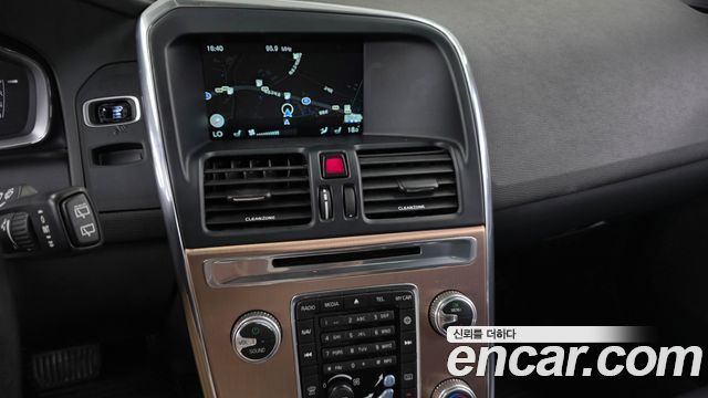 Volvo XC60 2017 — photo 14