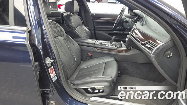 BMW 7-Series 2016 — photo 11