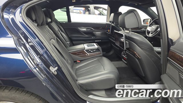 BMW 7-Series 2016 — photo 12