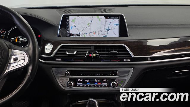 BMW 7-Series 2016 — photo 14