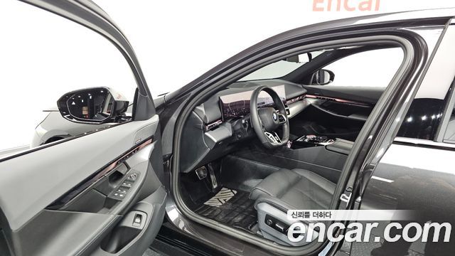 BMW 5-Series 2024 — photo 13