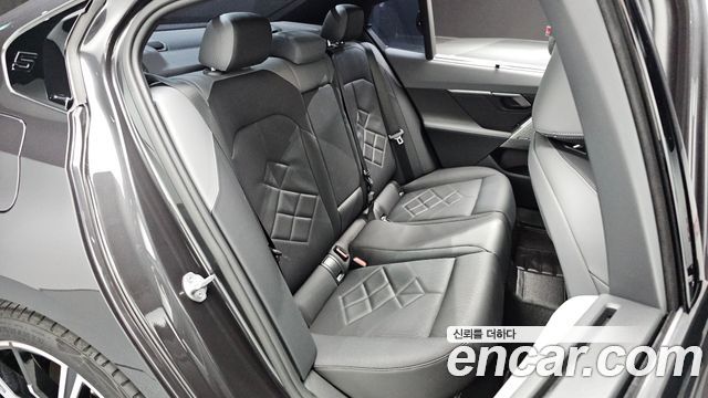 BMW 5-Series 2024 — photo 17