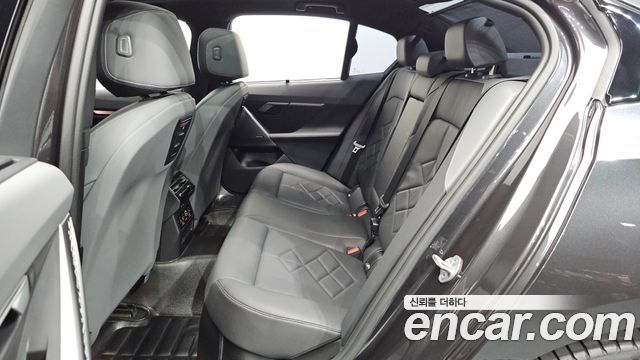 BMW 5-Series 2024 — photo 16