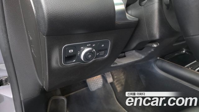 Mercedes-Benz GLB-Class 2021 — photo 18