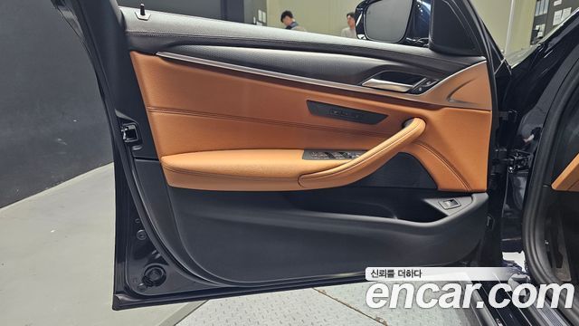 BMW 5-Series 2023 — photo 14