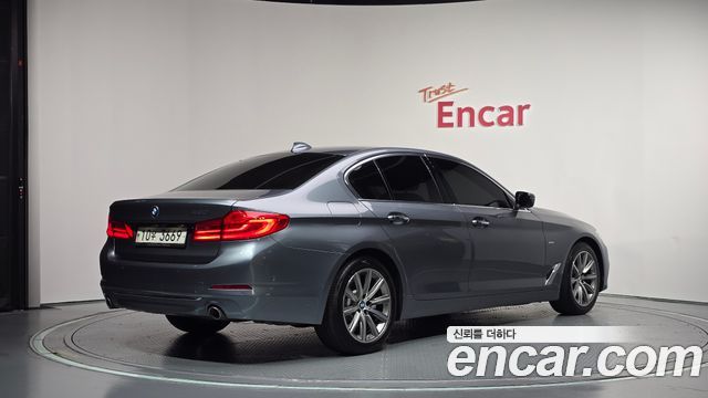 BMW 5-Series 2018 — photo 2