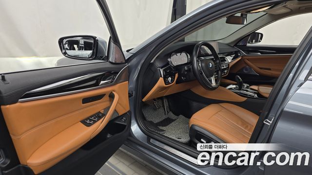 BMW 5-Series 2018 — photo 13