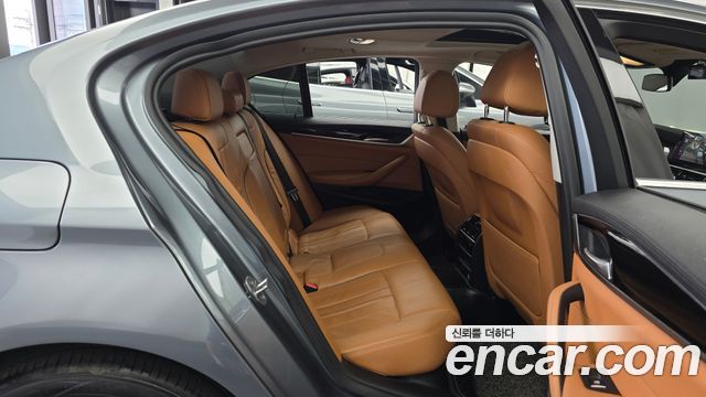 BMW 5-Series 2018 — photo 17
