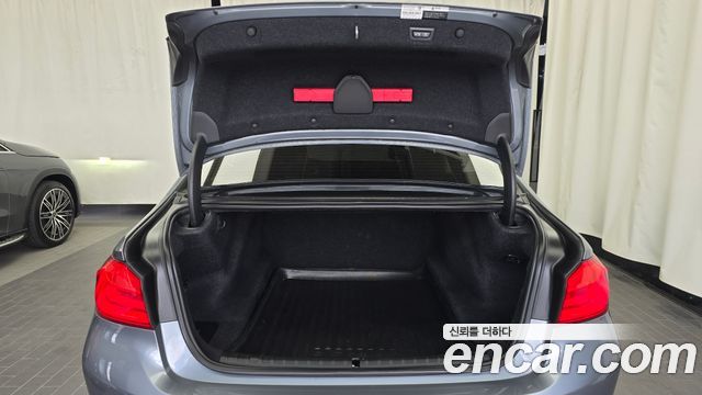 BMW 5-Series 2018 — photo 23