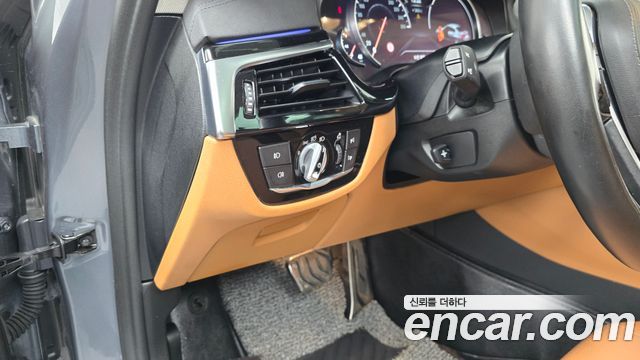 BMW 5-Series 2018 — photo 26
