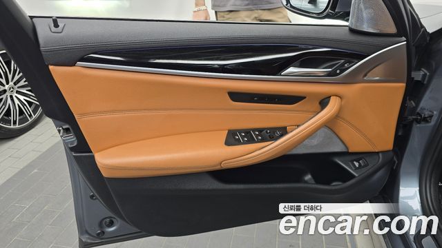 BMW 5-Series 2018 — photo 14