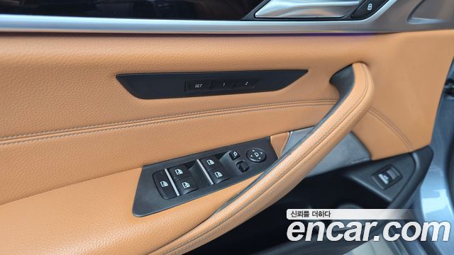 BMW 5-Series 2018 — photo 28