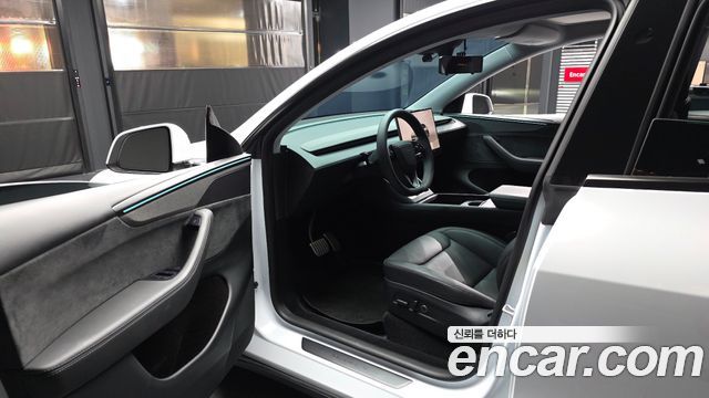 Tesla Model Y 2025 — photo 13