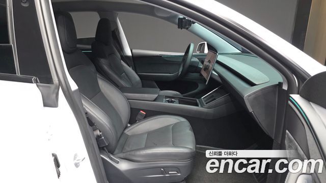 Tesla Model Y 2025 — photo 17