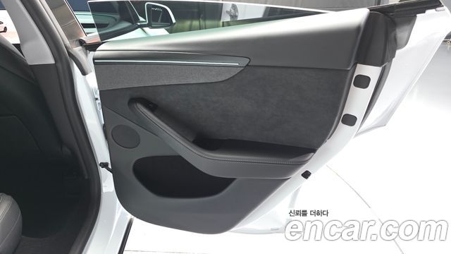 Tesla Model Y 2025 — photo 15