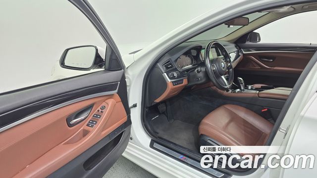 BMW 5-Series 2016 — photo 10