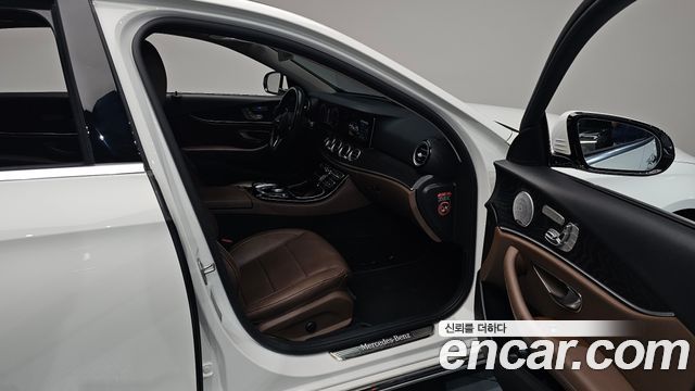 Mercedes-Benz E-Class 2019 — photo 17