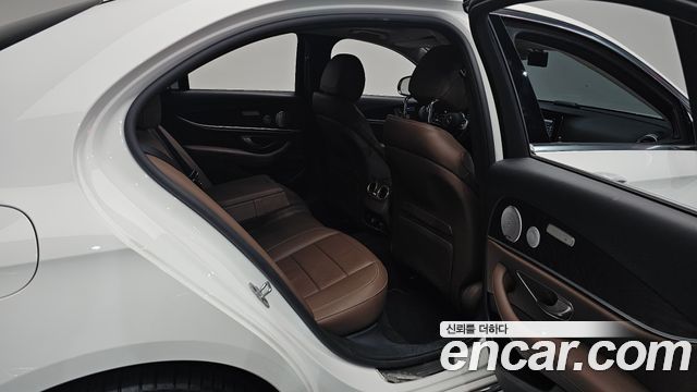 Mercedes-Benz E-Class 2019 — photo 18