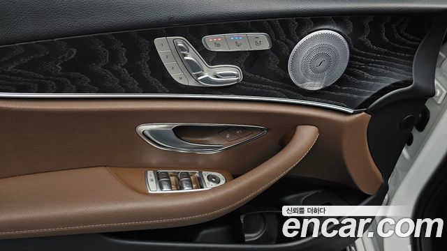 Mercedes-Benz E-Class 2019 — photo 24