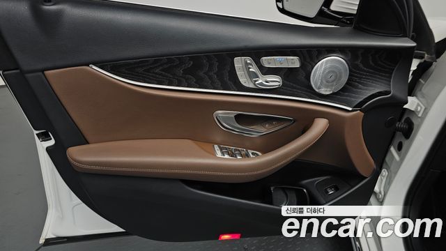 Mercedes-Benz E-Class 2019 — photo 14