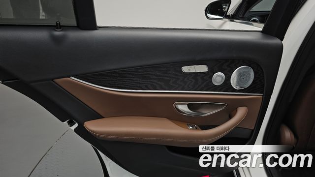 Mercedes-Benz E-Class 2019 — photo 15