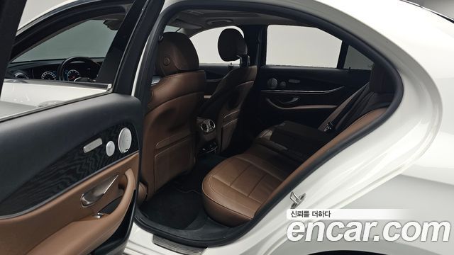 Mercedes-Benz E-Class 2019 — photo 16