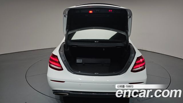 Mercedes-Benz E-Class 2019 — photo 37