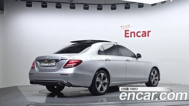 Mercedes-Benz E-Class 2017 — photo 2