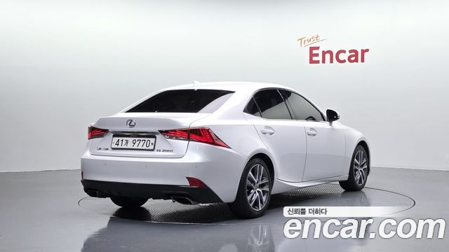Lexus IS 2017 — photo 2