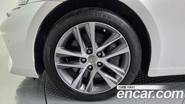 Lexus IS 2017 — photo 5