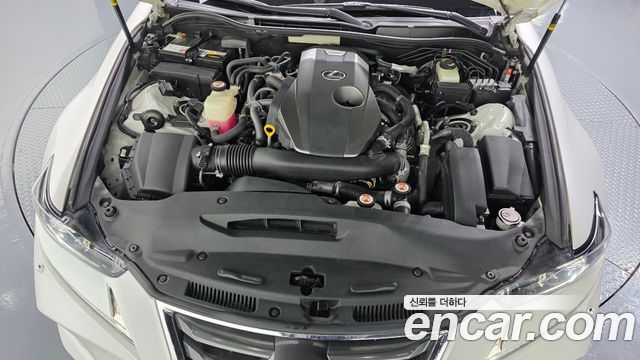 Lexus IS 2017 — photo 6