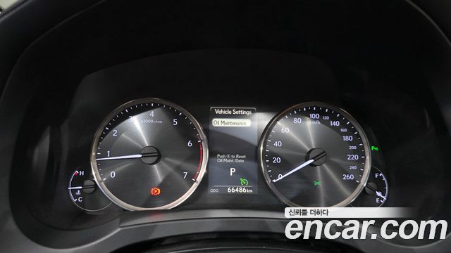Lexus IS 2017 — photo 11