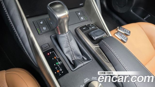 Lexus IS 2017 — photo 12