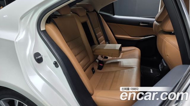 Lexus IS 2017 — photo 17