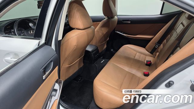 Lexus IS 2017 — photo 18