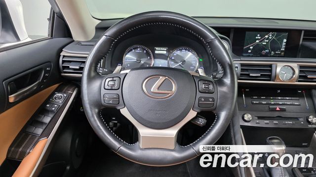 Lexus IS 2017 — photo 19